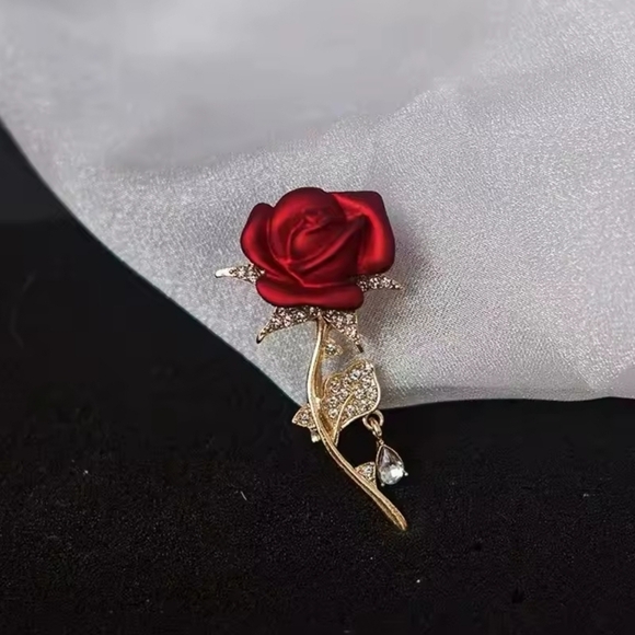 Elegant Red Rose Brooch with Gold Accents - Picture 5 of 6